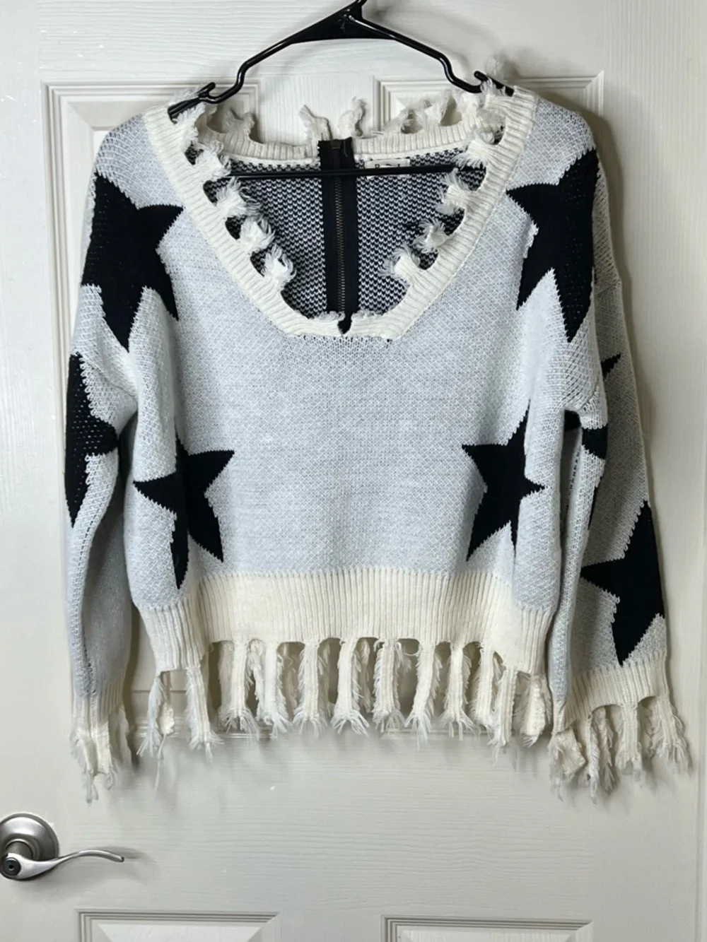 POL Star-Pattern Cropped V-Neck Sweater - White & Black - Picture 1 of 5